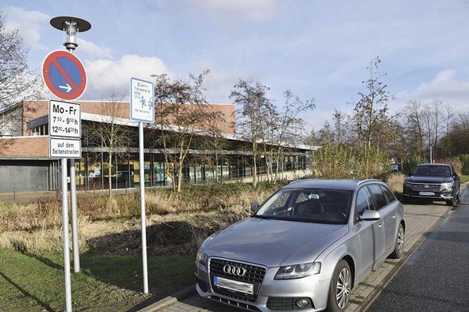 Auf dem Parkplatz P2a (Höppnerweg/Strandarena) wurde vor Kurzem eine Elternhaltestelle für die sogenannten „Elterntaxis“ eingerichtet.