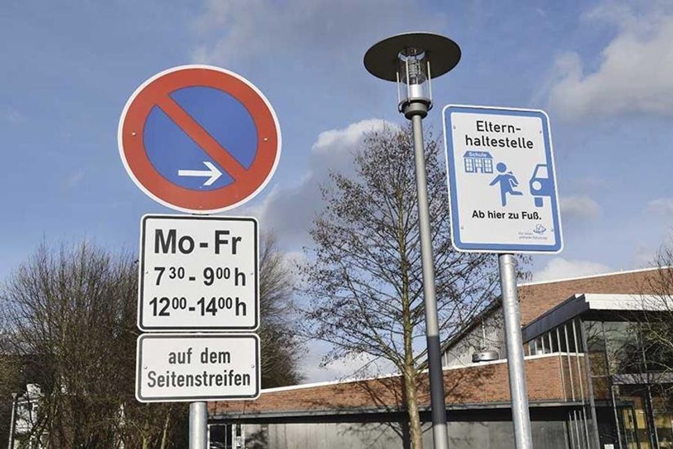 „Elternhaltestelle. Ab hier zu Fuß.“: Diese neuen Schilder weisen auf die Elternhaltestelle und das eingeschränkte Halteverbot hin.