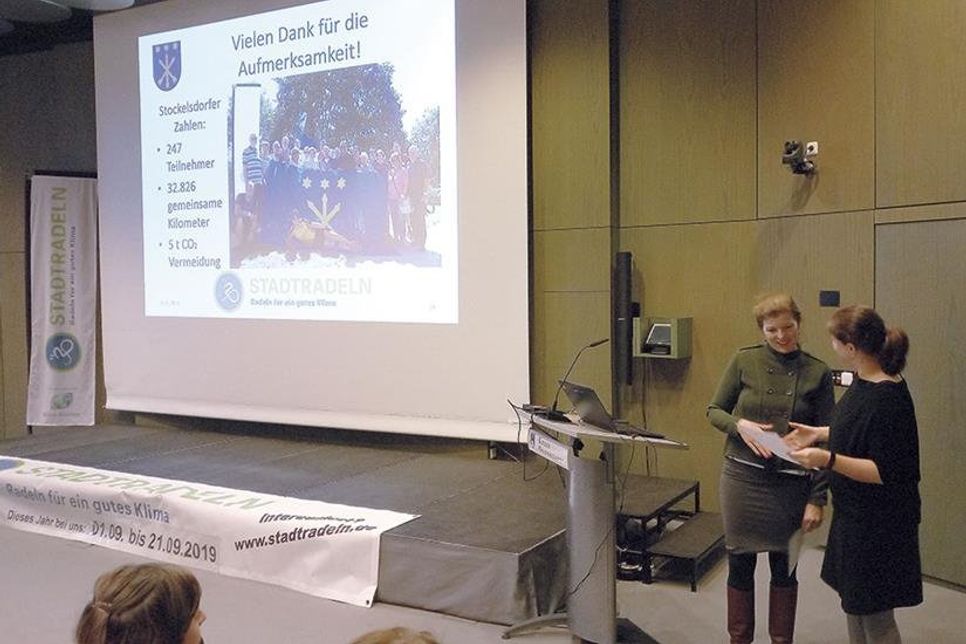 Am Rande ihrer Präsentation übergab Stockelsdorfs Bürgermeisterin Julia Samtleben (l.) die Anmeldung ihrer Gemeinde für das diesjährige STADTRADELN an Anja Schäffler von der Kreisverwaltung Ostholstein. (Foto: Gemeinde Stockelsdorf)
