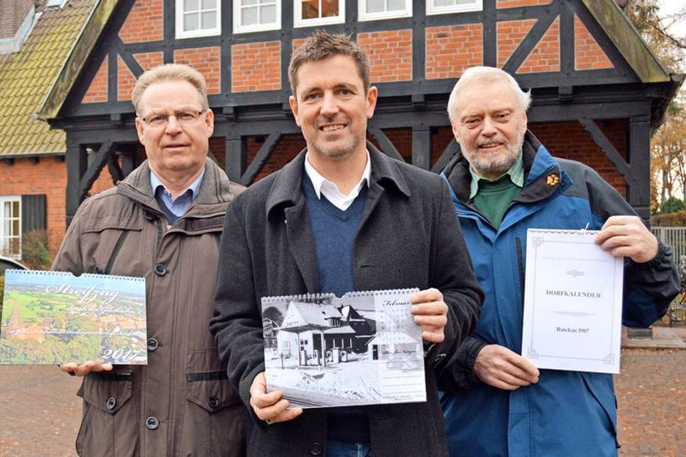Zum letzten Mal gibt die Siedlergemeinschaft Ratekau seinen Fotokalender heraus und gewährt dabei Einblicke in die letzten 30 Jahre. Mit Ratekaus Bürgermeister Thomas Keller (m.) stellten Günter Behnke (r.) und Wolfgang Stahl aus dem Vorstand der Siedlergemeinschaft das finale Werk neben der Erstlingsausgabe vor. (Foto: Setje-Eilers)
