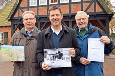 Zum letzten Mal gibt die Siedlergemeinschaft Ratekau seinen Fotokalender heraus und gewährt dabei Einblicke in die letzten 30 Jahre. Mit Ratekaus Bürgermeister Thomas Keller (m.) stellten Günter Behnke (r.) und Wolfgang Stahl aus dem Vorstand der Siedlergemeinschaft das finale Werk neben der Erstlingsausgabe vor. (Foto: Setje-Eilers)