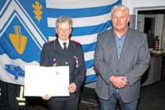 Bürgermeister Tade Peetz ehrte Tanja Bergeest-Wiens für 25 Jahre Feuerwehrzugehörigkeit.