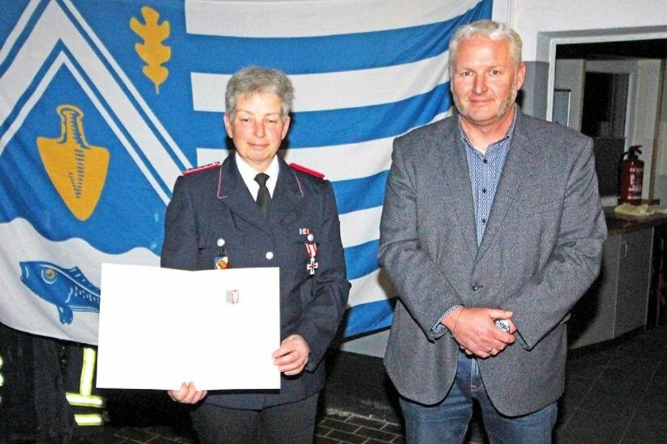 Bürgermeister Tade Peetz ehrte Tanja Bergeest-Wiens für 25 Jahre Feuerwehrzugehörigkeit.