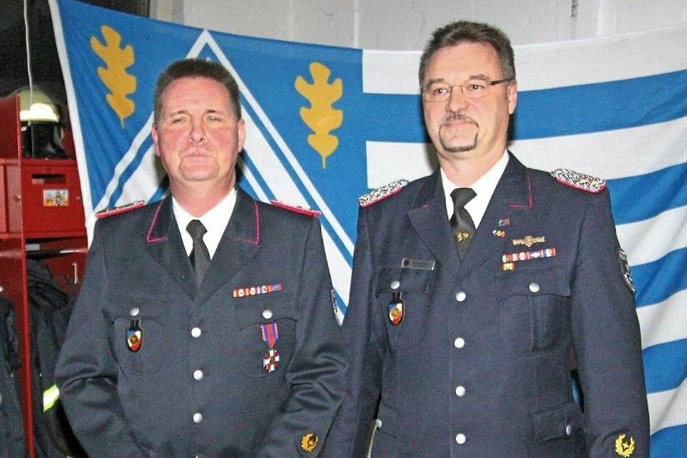 Roland Knoth (l.) wurde von Kreiswehrführer Karsten Krohn mit dem Schleswig-Holsteinische Ehrenkreuz in Bronze am Bande für besondere Dienste ausgezeichnet.
