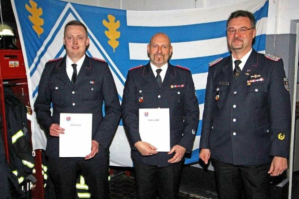 Kreiswehrführer Karsten Krohn (r.) beförderte Matthias Verges zum Hauptfeuerwehrmann und Wehrführer Roland Löptien (m.) zum Oberbrandmeister.