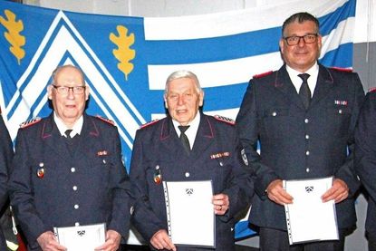 Oliver Arp, Jürgen Ploen, Ernst-Günter Schleert (v. r.) wurden für langjährige Feuerwehrzugehörigkeit geehrt (20, 40 und 70 Jahre).