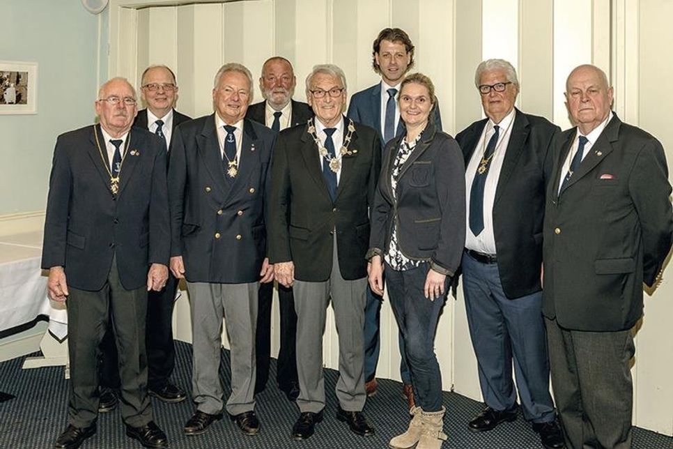 Der neue Vorstand des Shantychores Timmendorfer Strand mit Bürgervorsteherin Anja Evers und Bürgermeister Robert Wagner. (Foto: hfr)