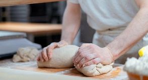Echte Handarbeit: Die backfrischen Brote und Brötchen haben größtenteils sehr gut abgeschnitten bei der diesjährigen Brotprüfung.