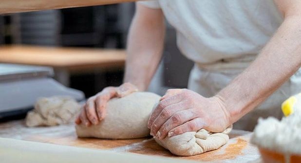 Echte Handarbeit: Die backfrischen Brote und Brötchen haben größtenteils sehr gut abgeschnitten bei der diesjährigen Brotprüfung.