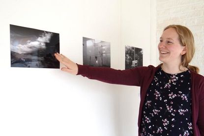 Hanna Siebel kommt mit Schülern über ihre Kunst ins Gespräch. (Foto: Heike Rhein)
