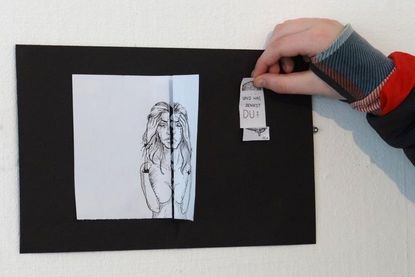 Kunst zum Anfassen. Die Schülerzeitungs-AG erkundet die Ausstellung. (Foto:Heike Rhein)