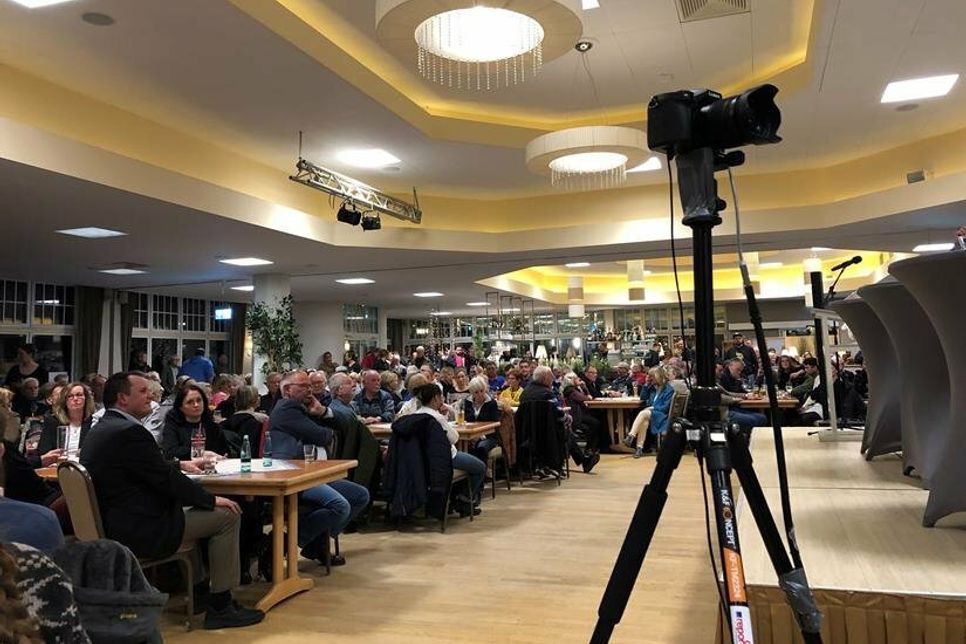 Alles aufgezeichnet: der reporter hat einen Videomitschnitt von der Veranstaltung produziert, der online verfügbar ist.