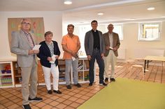Pastor Klaus Bergmann (2. von rechts) mit Axel Gieseler (v. links), Elke Beck und Bernd Kubsch von der Bruhn-Stiftung und Klaus Nentwig (rechts) von der Bürgerstiftung Bad Schwartau im neugestalteten Kindergruppenraum.