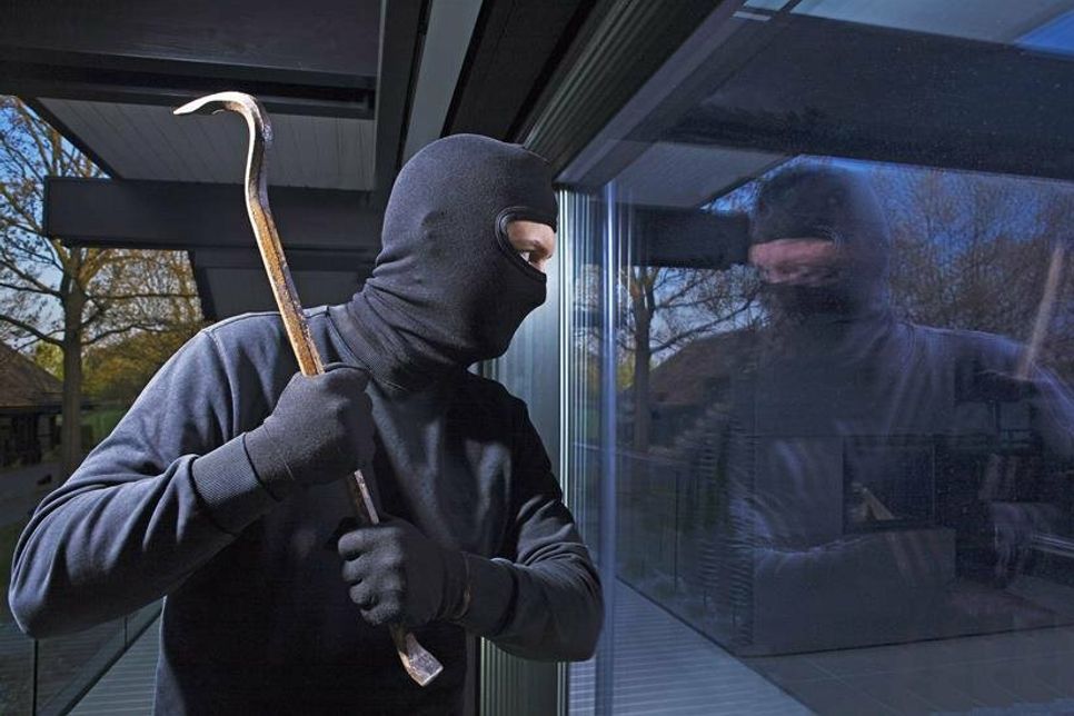 Mehr Sicherheit fürs Zuhause: Spezialglas hält Einbrecher wirksam ab. Foto: djd/Uniglas