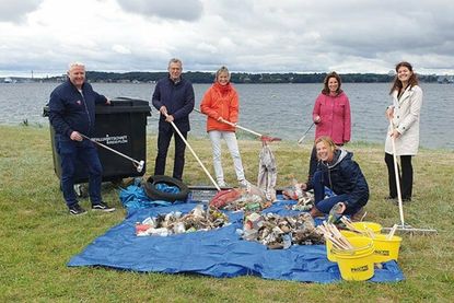 ?„Clean Up Days” am Heikendorfer und Mönkeberger Strand: Über saubere Ergebnisse freuten sich (v. l.) Tade Peetz (Bürgermeister Heikendorf), Hans-Herbert Pohl (Aufsichtsratsvorsitzender Abfallwirtschaft Kreis Plön), Hildegard Mersmann (Bürgermeisterin Mönkeberg), Landrätin Stephanie Ladwig, Susanne Elbert (Vorsitzende Ausschuss Bauen, Umwelt und Abfallwirtschaft) und Juliane Bohrer (Amtsdirektorin Amt Schrevenborn).