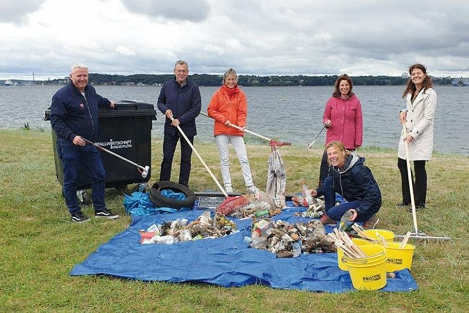 ?„Clean Up Days” am Heikendorfer und Mönkeberger Strand: Über saubere Ergebnisse freuten sich (v. l.) Tade Peetz (Bürgermeister Heikendorf), Hans-Herbert Pohl (Aufsichtsratsvorsitzender Abfallwirtschaft Kreis Plön), Hildegard Mersmann (Bürgermeisterin Mönkeberg), Landrätin Stephanie Ladwig, Susanne Elbert (Vorsitzende Ausschuss Bauen, Umwelt und Abfallwirtschaft) und Juliane Bohrer (Amtsdirektorin Amt Schrevenborn).