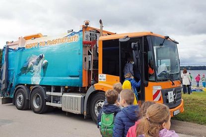 Einige Kinder nutzten die Gelegenheit, das bunt beklebte Abfallsammelfahrzeug von Innen und Außen zu bestaunen.