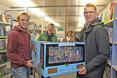 Bücherbusfahrer Hannes Rodrian (Mitte) hat Matthies Nitsch und Hannes Lehswing die erste Lektüre schon in die Kinderwagen gereicht – inzwischen sind die beiden ihm über den Kopf gewachsen, aber immer noch treue Leser. Vergangene Woche überreichten sie „ihrem“ Hannes einen selbstgebastelten Bücherbus voller Abschiedsgeschenke von den zahlreichen Bücherbusfreunden der Mönkeberg-Schönhorst-Tour.                 Fotos Nitsch.
