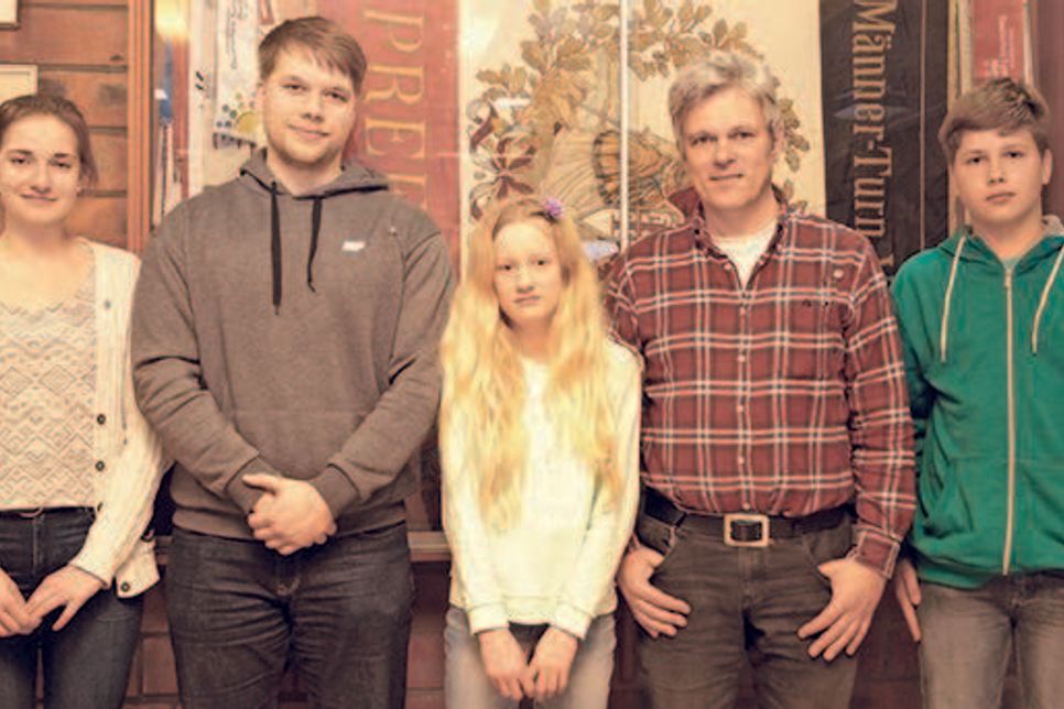 Die Leistungsnadel in Silber erhielten (v.li.) Lara Wiesner (Leichtathletik), Michel Thalmann (Gewichtheben), Natalie Reimer (Badminton), Holger Hartwig (Bogenschützen) und Finn Hansen (Kanu).