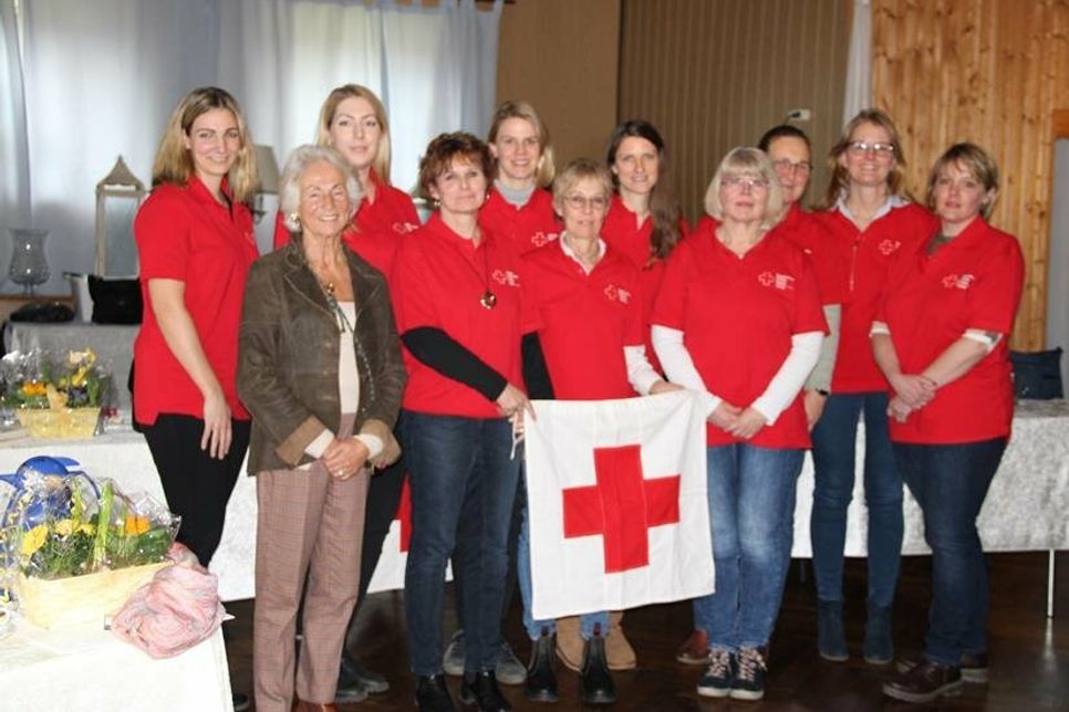 Der neue Vorstand des DRK Ortsvereins Farve mit seiner Ehrenvorsitzenden Barbara Gräfin von Holck.