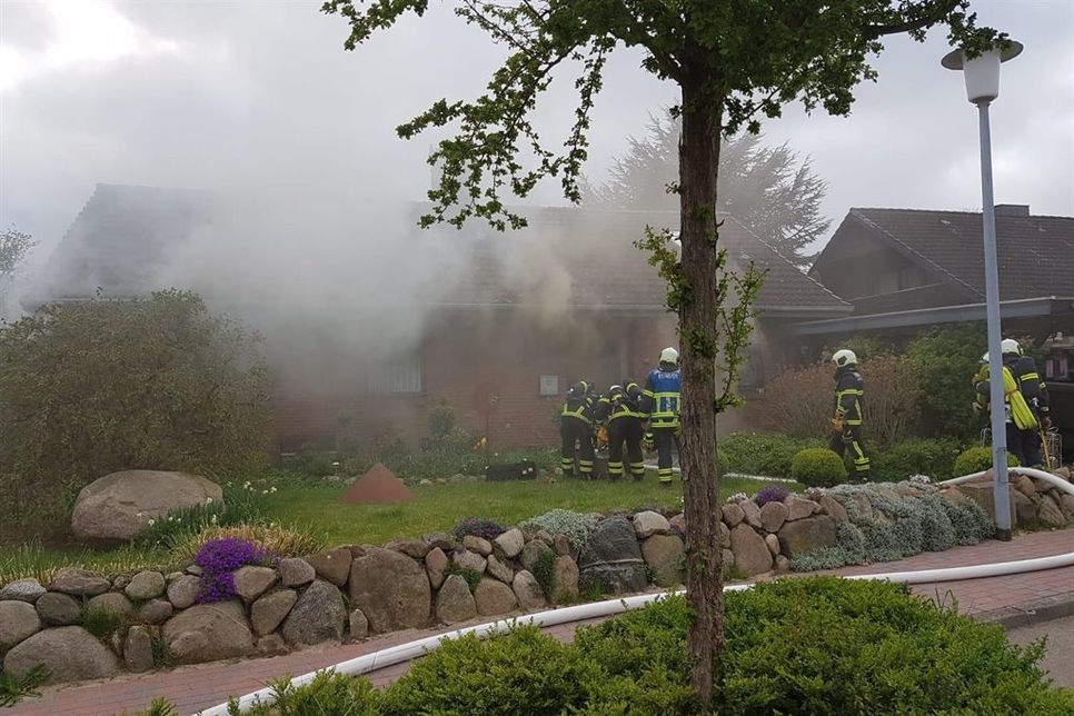 Pelzerhaken. Die Feuerwehr Neustadt wurde am Sonntag um 18.23 Uhr zu einem Kellerbrand in den Ortsteil Pelzerhaken alarmiert. Die Sauna im Keller stand im Vollbrand, die fünf Bewohner konnten das Gebäude rechtzeitig verlassen. Verletzt wurde niemand. Es waren 40 Einsatzkräfte vor Ort und bekämpften den voll entwickelten Brand mit zwei Trupps unter schweren Atemschutz und zwei C-Rohren. Durch die starke Verrauchung musste das Gebäude mit Hochdrucklüftern rauchfrei gemacht werden. Die Stadtwerke Neustadt haben Strom, Gas und Wasser abgestellt. Das Gebäude ist momentan nicht mehr bewohnbar. Die Kriminalpolizei hat die Ermittlungen zur Brandursache aufgenommen. (red)