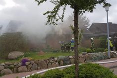 Pelzerhaken. Die Feuerwehr Neustadt wurde am Sonntag um 18.23 Uhr zu einem Kellerbrand in den Ortsteil Pelzerhaken alarmiert. Die Sauna im Keller stand im Vollbrand, die fünf Bewohner konnten das Gebäude rechtzeitig verlassen. Verletzt wurde niemand. Es waren 40 Einsatzkräfte vor Ort und bekämpften den voll entwickelten Brand mit zwei Trupps unter schweren Atemschutz und zwei C-Rohren. Durch die starke Verrauchung musste das Gebäude mit Hochdrucklüftern rauchfrei gemacht werden. Die Stadtwerke Neustadt haben Strom, Gas und Wasser abgestellt. Das Gebäude ist momentan nicht mehr bewohnbar. Die Kriminalpolizei hat die Ermittlungen zur Brandursache aufgenommen. (red)