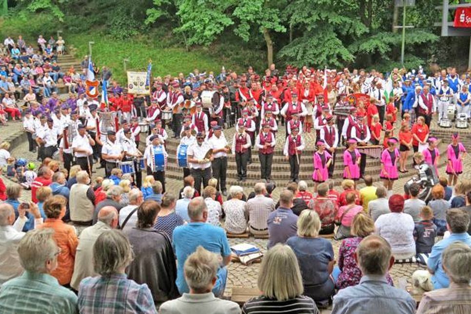 Das „Schlussbild“ nach dem Sternmarsch zum Kurpark war wie immer ein Highlight des Musikfestes. Danach gaben die einzelnen Musikvereine in einem Konzert Kostproben ihres Könnens.