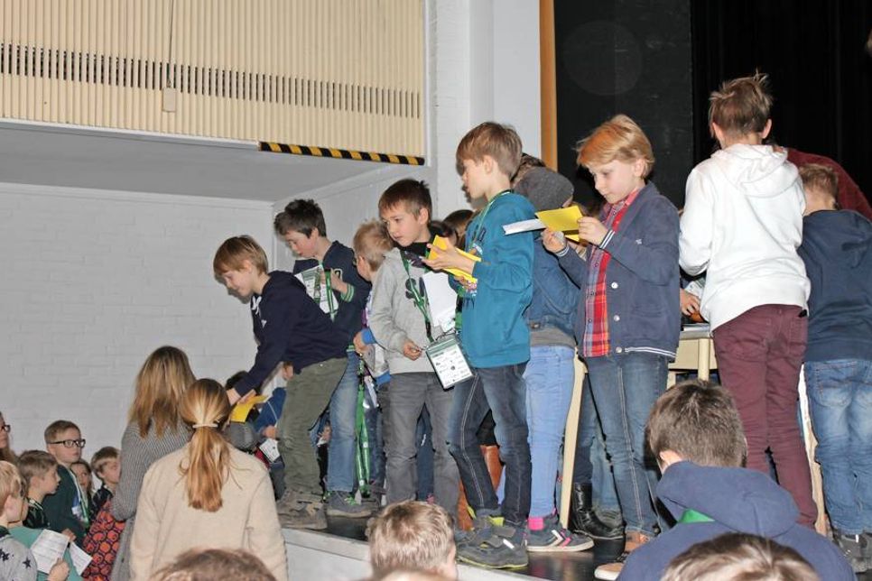 Den giftgelben „Fluch-Schein“ holten sich die Kinder von der Bühne ab.