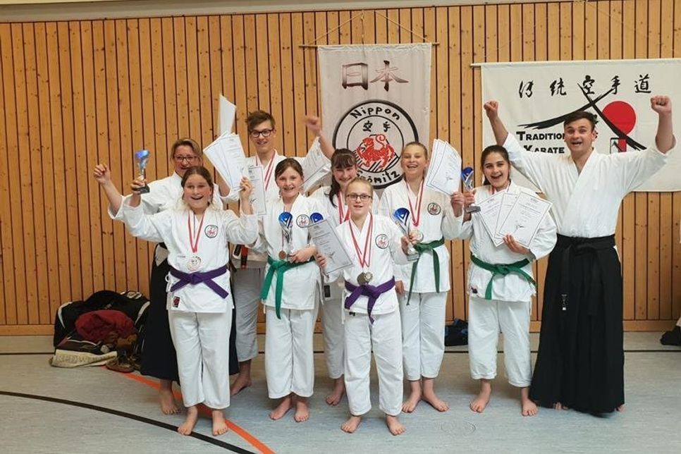 Berlin/Grömitz. Zum 12. Mal wurde die Norddeutsche Meisterschaft des DTKV (Deutscher traditioneller Karateverband) der Kinder abgehalten. Der Wettkampf fand in diesem Jahr in Havelberg bei Berlin statt und das Dojo Nippon aus Grömitz hat mit sieben Startern daran teilgenommen. Nach einem erfolgreichen Tag konnten sieben Meistertitel, sechs Vizemeistertitel und drei dritte Plätze mit auf die Heimreise genommen werden. Somit haben sich alle Starter sich für die Deutsche Meisterschaft im November in Pfarrkirchen/Bayern qualifiziert. (red)