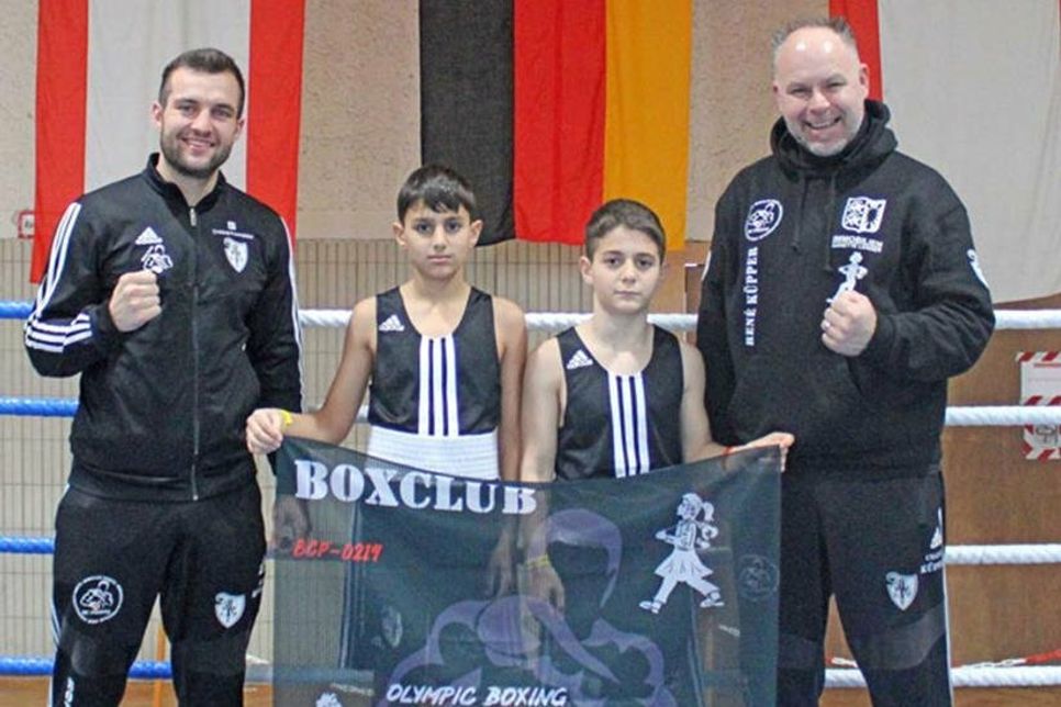 Das Team vom Boxclub Preetz beim Rainer-Zachmann-Cup, (v. l.) Sam Berndsen, Hovhannes Petrosyan, Telman Melkonyan und Cheftrainer René Küpper.???