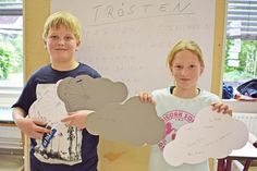 Henri und Lara aus der 4a befassten sich u. a. mit den fröhlichen (weiße Wolken) und traurigen Seiten (graue Wolken) des Lebens