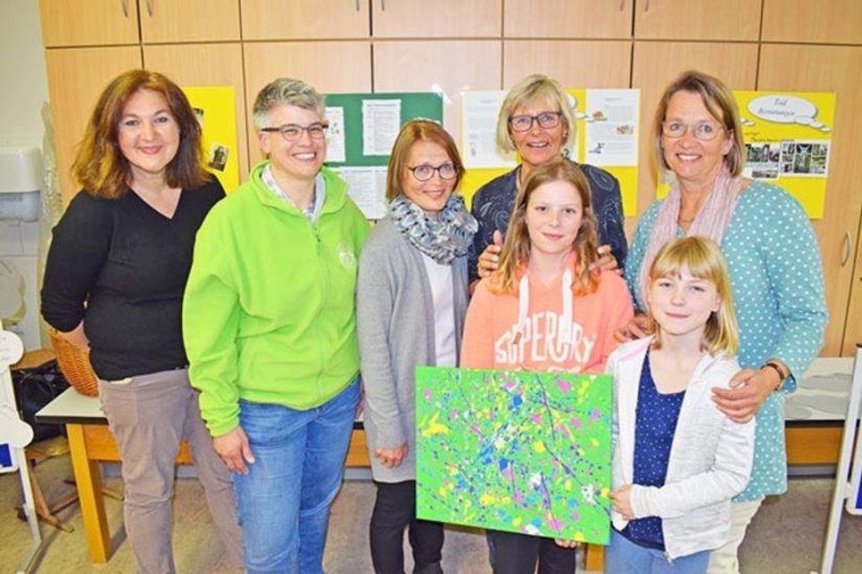 Klassenlehrerin Anja Kühl (v.l.), Schulleiterin Anna Wollenberg mit den Hospiz-Projektleiterinnen Renate Kalin, Birgit Röhling-Lütt und Andrea Johansson, mit Hanna (vorne li.) und Enie