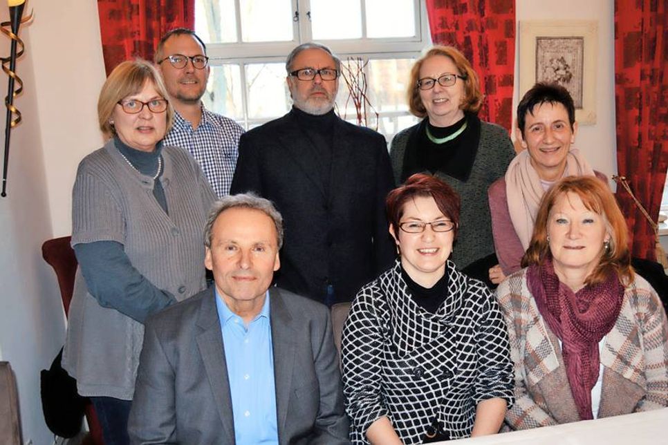 Im Rahmen eines Pressegesprächs gab Maria Starke (vordere Reihe, m.) im Beisein zahlreicher aktueller Vorstandskollegen ihre Kandidatur bekannt.
