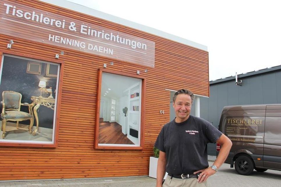 Tischlermeister Henning Daehn vor seinem Firmensitz im Gewerbegebiet Neustädter Bucht. Zum umfangreichen Leistungsspektrum des Betriebs gehören übrigens auch Holzfassaden.