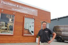 Tischlermeister Henning Daehn vor seinem Firmensitz im Gewerbegebiet Neustädter Bucht. Zum umfangreichen Leistungsspektrum des Betriebs gehören übrigens auch Holzfassaden.