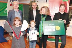 AOK-Landesdirektorin Iris Kröner (r.), SHLV-Präsident Hartmut Weber (m, hinten) und Dirk Gronkowski vom Landes-Bildungsministerium zeichneten stellvertretend folgende Schüler für die Grundschule in Bad Schwartau aus (v.l.): Linn, Matthis und Lehrerin Christina Heed.