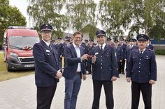 Vor versammelter Mannschaft übergab Ratekaus Bürgermeister Thomas Keller im Beisein von Gemeindewehrführer Dennis Puls  (l.) den Schlüssel für den neuen MTW an Wehrführer Markus Thiel und Fahrer Franz Nüß (r.).  (Foto: Stefan Setje-Eilers)