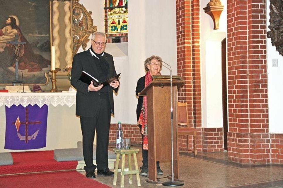 Prof. Dr. Gaby Herchert und Dr. Jörg Zimmer bei der Vorstellung des Treckberichts Werners v. Gellhorn.