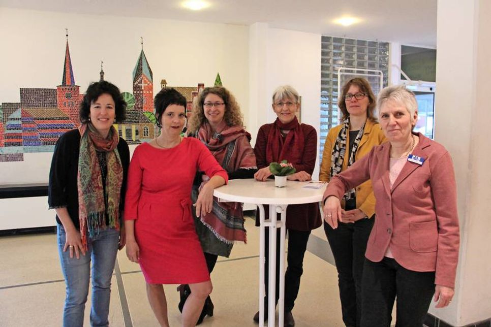 Jana Raile (2. v. lks.) mit den Initiatorinnen Katja Kirschall (Deutscher Kinderschutzbund), Natalia von Levetzow (Gleichstellungsbeauftragte der Stadt Neustadt), Christa Wörmann, Sabine Stryga (Leiterin der Stadtbücherei) sowie Gabriele Nellies vom Kultur-Service Neustadt (v. lks.)