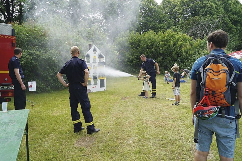 Das Löschen des „brennendes Hauses“ ist eine von vielen Aktionen beim Kinderfest in Offendorf.  (Fotos: FF Offendorf)