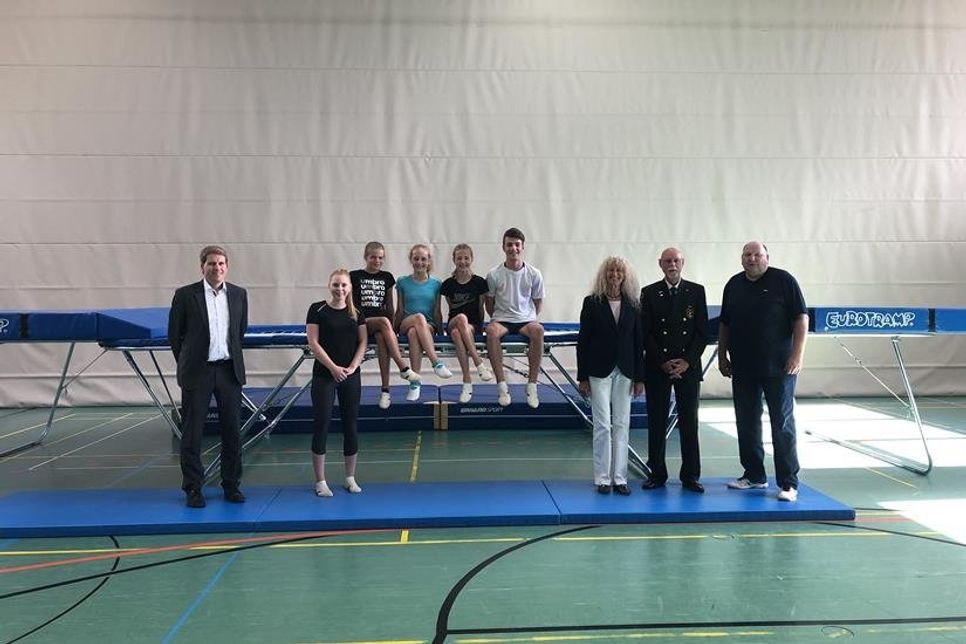 Im Rahmen eines Schau-Trainings konnten sich in der letzten Woche die Eheleute Bohmke sowie Johannes Albert von der VR Bank Ostholstein Plön eG einmal ein Bild von dem Trampolin sowie von den Athleten in Aktion machen.