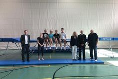 Im Rahmen eines Schau-Trainings konnten sich in der letzten Woche die Eheleute Bohmke sowie Johannes Albert von der VR Bank Ostholstein Plön eG einmal ein Bild von dem Trampolin sowie von den Athleten in Aktion machen.