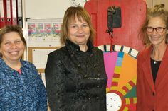 Die Schulsekretärin Angela Langbehn (Mitte) leitet seit über 20 Jahren mit großem Engagement und eindrucksvoller Kompetenz das Schulsekretariat der Friedrich-Hiller-Schule in Schönwalde. Es gratulieren im Namen des Schulträgers, die Schulverbandsvorsteherin Angela Hüttmann (lks.) und als Schulleitung Doris Jürs (re.) auch im Namen des Kollegiums.