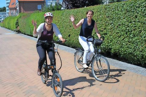 Gehen mit gutem Beispiel voran: Melanie Hosse (lks.) und Vera Heß sind zwar nicht auf den Hund, dafür aber aufs Fahrrad gekommen.