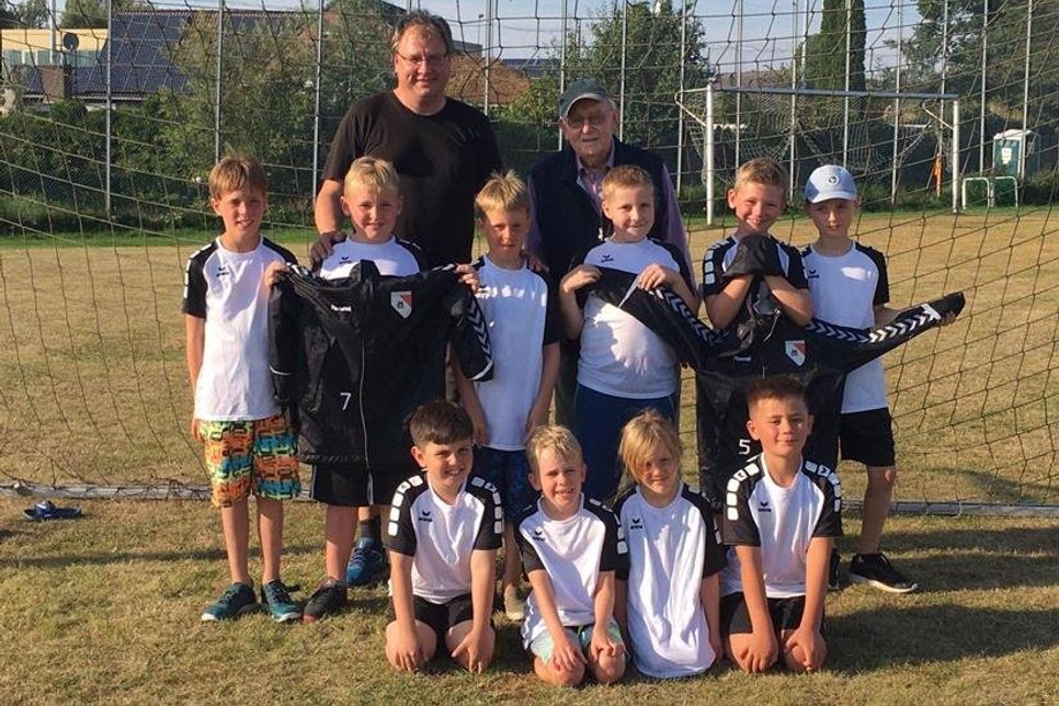 Heinrich Grell überrascht die Kleinsten des Vereins mit einer Spende für die Anschaffung von Regenjacken.