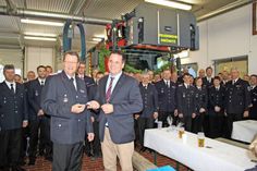 Offizielle Schlüsselübergabe von Bürgermeister Mark Burmeister (re.) an Ortswehrführer Jörg Schemmer.