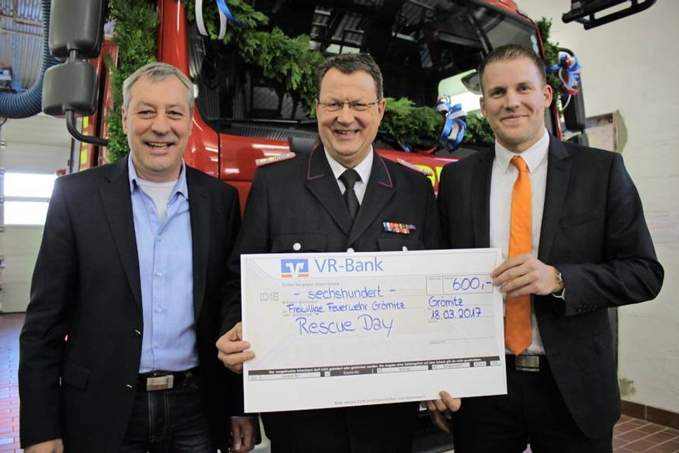 500 Euro von der VR Bank und 100 Euro vom Gewerbeverein übergaben Christopher Köhler (re.) und 1. Vorsitzender Ulrich Dede (lks.) an Jörg Schemmer. Das Geld wird für die Teilnahme eines Kameraden am Rescue Day in Schwarzenbek genutzt.