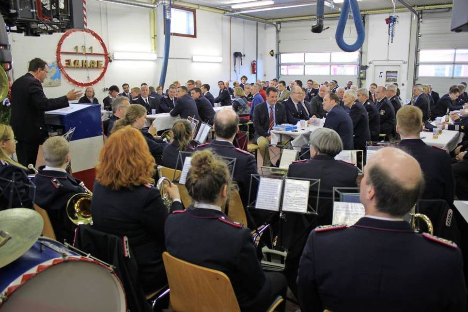 Die Gerätehalle war rappelvoll. Für die musikalischen Klänge sorgte der Musikzug.