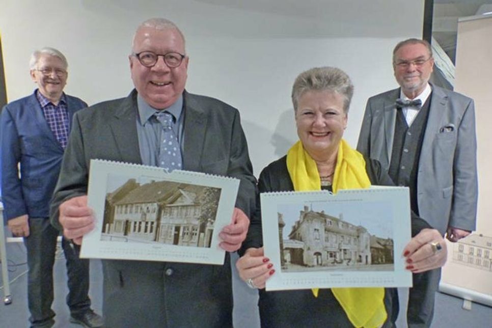 Der neue Kalender „Eutin in alten Ansichten“ ist da – Karl-Heinz und Regine Jepp stellten ihn im Beisein zweier echter Fans vor: Bürgervorsteher Dieter Holst und Kreispräsident Harald Werner.