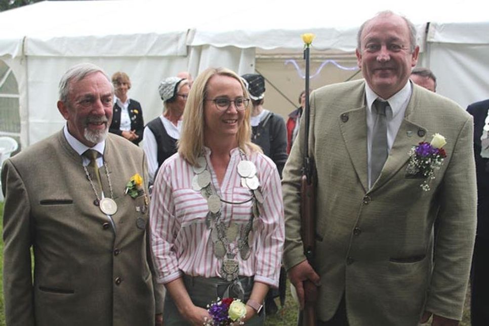 Horst Hinz, Claudia Baden und der Königsschütze Jürgen Krohn (v. links)